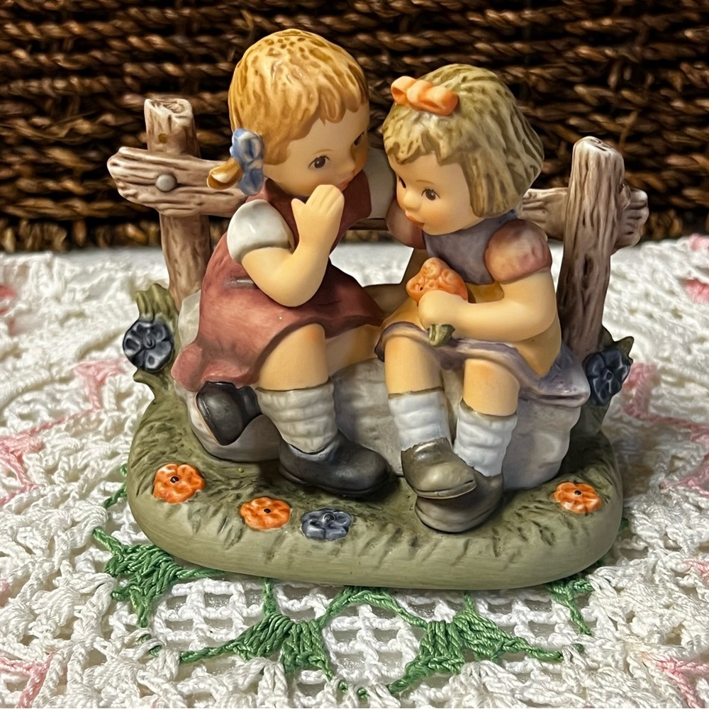 Berta HUMMEL Goebel Figurine Sharing Secrets (BH 149) Vintage 2001